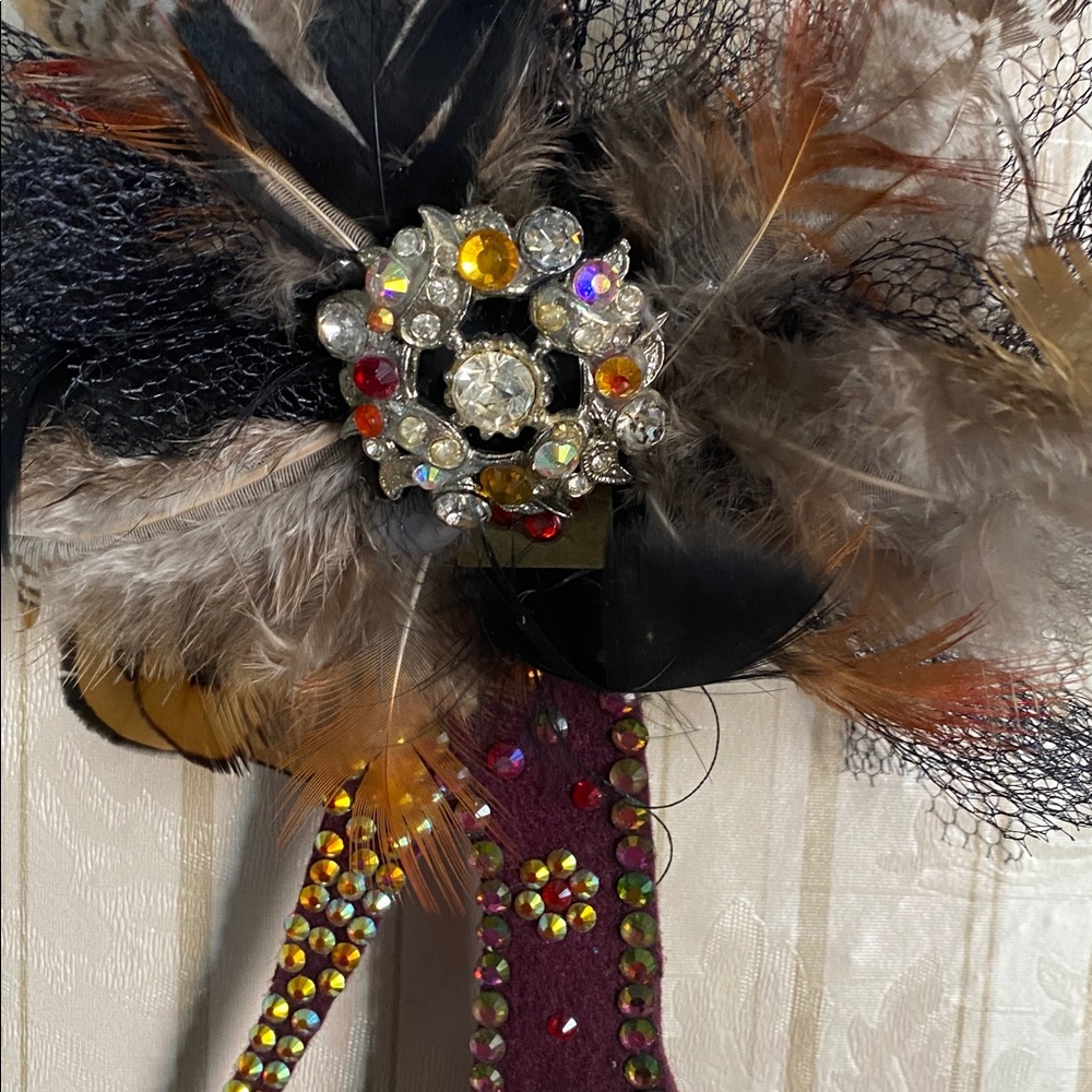 Rhinestone Feather High-Heel Ornament in Burgundy - Picture 3 of 5